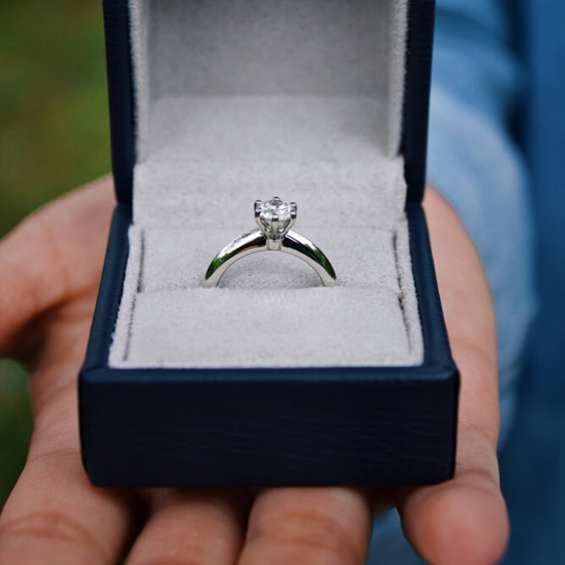 journalist hoekpunt analoog Should You Shop for Your Engagement Ring Online? · Stephen Allen Jewelers